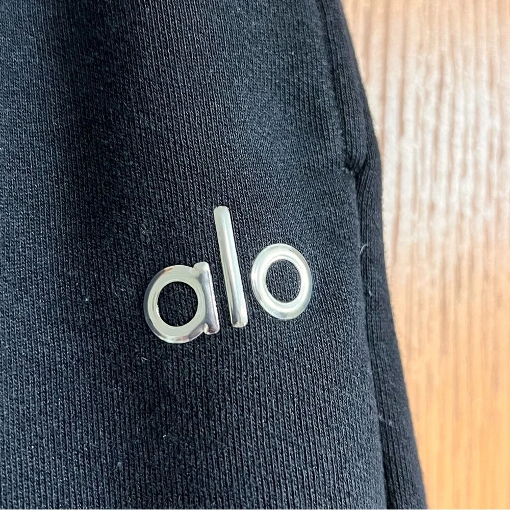 ALO Yoga Accolade Straight Leg Sweatpant in Black - Picture 4 of 7